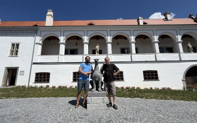 Rodina historického šermíře vlastní malebný zámek se strašidly. Stále ho opravuje