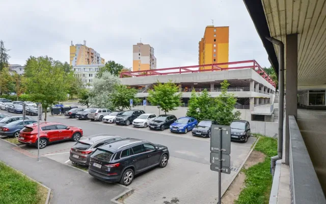 Za 2500 korun v Atomu moc řidičů parkovat nechtělo. Město zlevní o polovinu