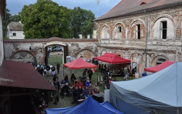 Zámek v Čečovicích dál bojuje o záchranu. Jeho opravu podpoří výtěžek festivalu