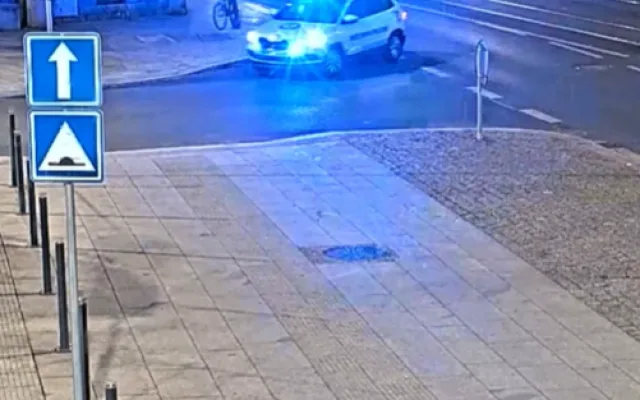 Zběsilá honička cyklisty s vozidlem městské policie baví internet