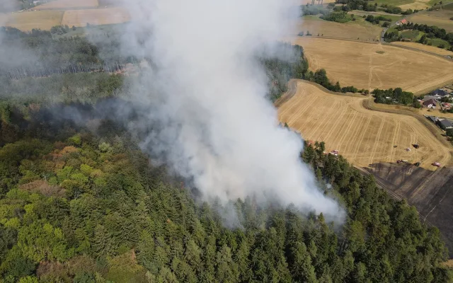 Hasiči bojují s velkým požárem lesa a pole. Zasahuje obrovské množství techniky
