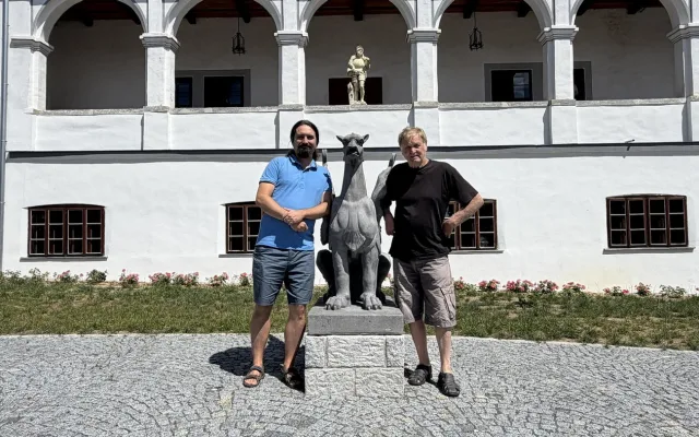 Adam Jelínek s otcem Janem Jelínkem před rodinným zámkem Mokrosuky