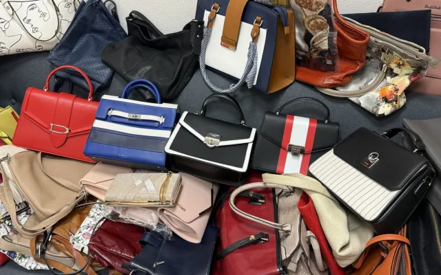 Lidé darovali na dobročinný bazar přes 700 kabelek. Zájem kupujících byl obrovský