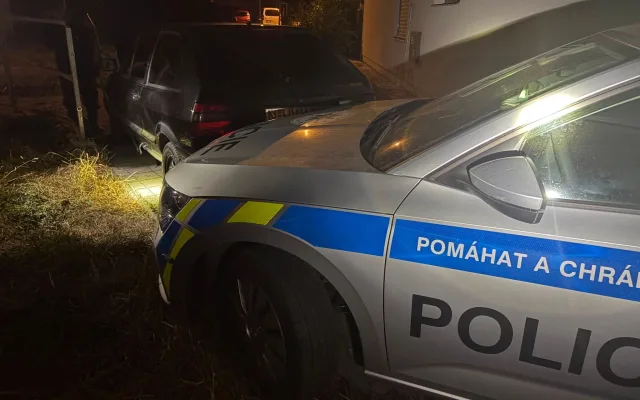 Policista chtěl jen upozornit na zhasnutá světla, řidič začal zběsile ujíždět