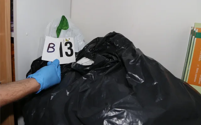 Kokain prodával i po návratu z vězení. Policie u muže našla kilo drogy a 2,2 milionu