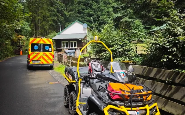 Na malého chlapečka spadla na Šumavě vjezdová vrata, letěl pro něj vrtulník