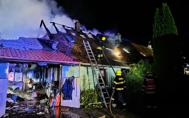 Při nočním požáru shořely čtyři rodinné domy, škoda dosahuje 18 milionů korun