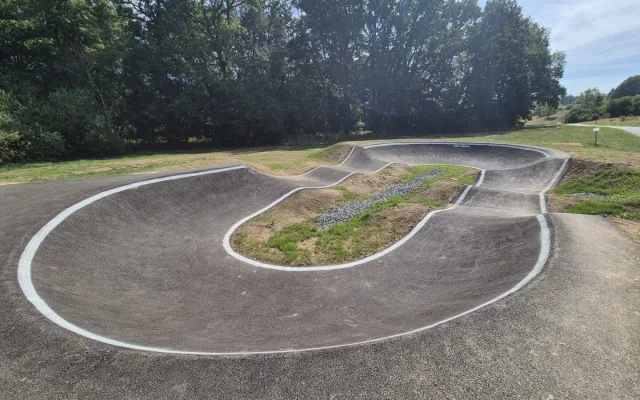 Pod Vysokou se otevřel moderní asfaltový pumptrack za 3,5 milionu