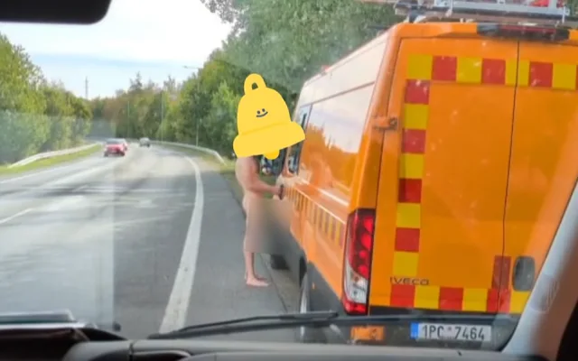 Obnažený mladý muž cvičil s klikou u dodávky. Silničáři čelili bizarní situaci