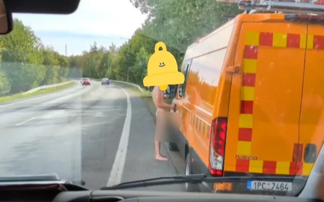 Obnažený mladý muž cvičil s klikou u dodávky. Silničáři čelili bizarní situaci