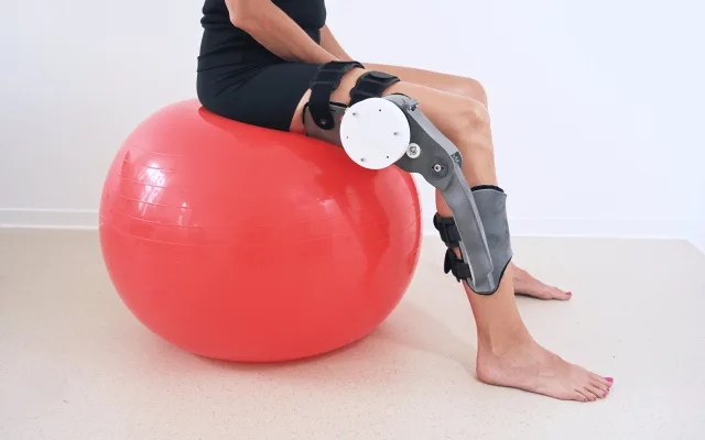 Robotická pomůcka pomůže při rehabilitaci kolena. Sleduje pohyb i aktivitu mozku