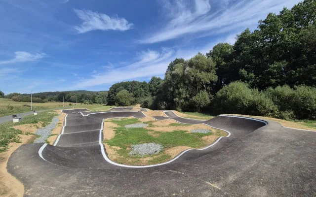 Pod Vysokou se otevřel moderní asfaltový pumptrack za 3,5 milionu