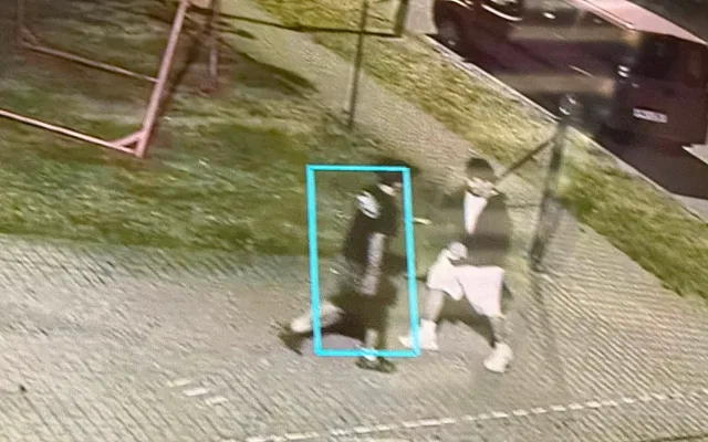Parta mladíků dlouhodobě škodila na hřišti, radnice zveřejnila jejich fotky
