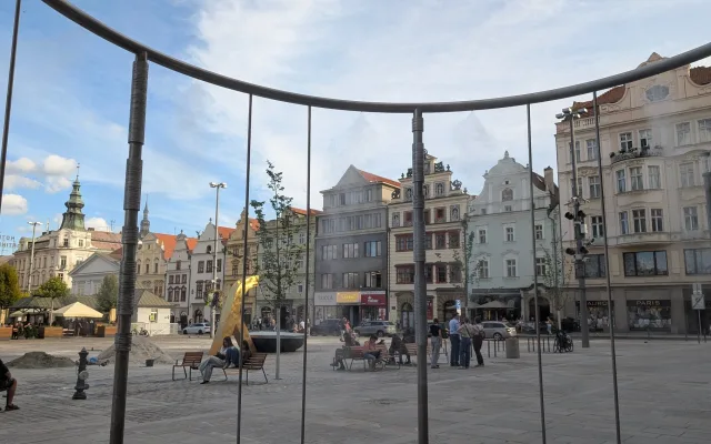 Šibenice nebo klepadlo na koberce? Nová atrakce na náměstí budí rozpaky