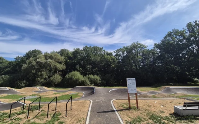 Pod Vysokou se otevřel moderní asfaltový pumptrack za 3,5 milionu