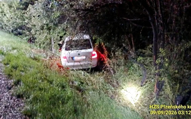 Noční bouře porážela desítky stromů. Najelo do nich auto i vlak