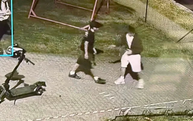 Parta mladíků dlouhodobě škodila na hřišti, radnice zveřejnila jejich fotky