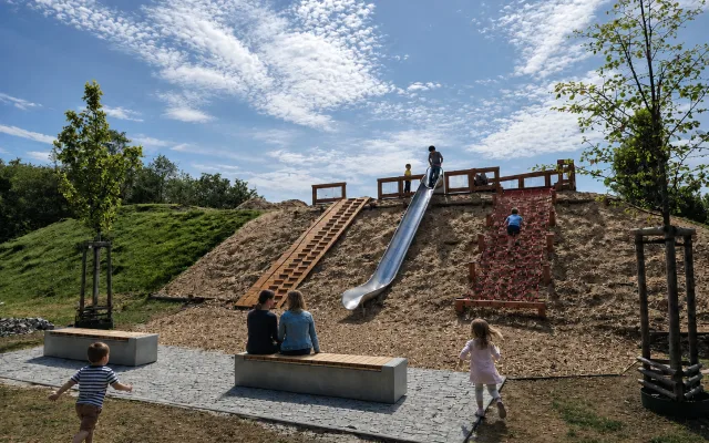 U Ježíška otevřeli dětský park. Prostoru vévodí čtyřmetrová skluzavka