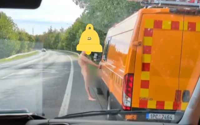 Obnažený mladý muž cvičil s klikou u dodávky. Silničáři čelili bizarní situaci