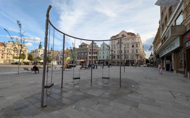Šibenice nebo klepadlo na koberce? Nová atrakce na náměstí budí rozpaky