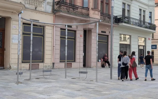 Šibenice nebo klepadlo na koberce? Nová atrakce na náměstí budí rozpaky