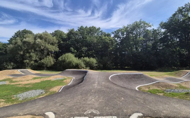 Pod Vysokou se otevřel moderní asfaltový pumptrack za 3,5 milionu