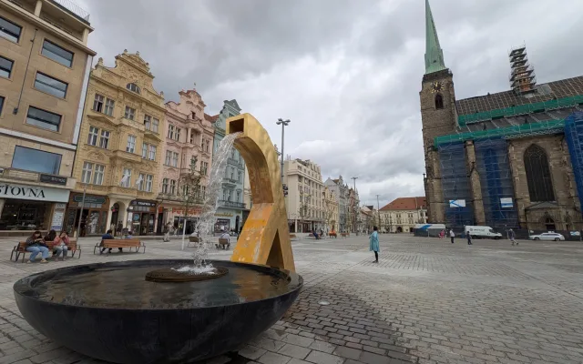 Z pozlacené kašny Chrtice opět prýští voda, prošla náročnou opravou