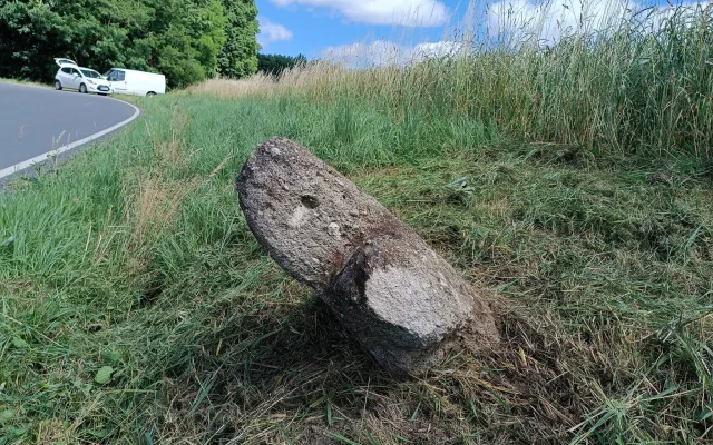 Poškozené rameno kříže v důsledku údržby příkopů