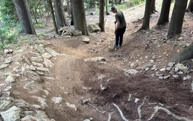 Slavné Fíforcovy schody v bikeparku Šumavský Špičák