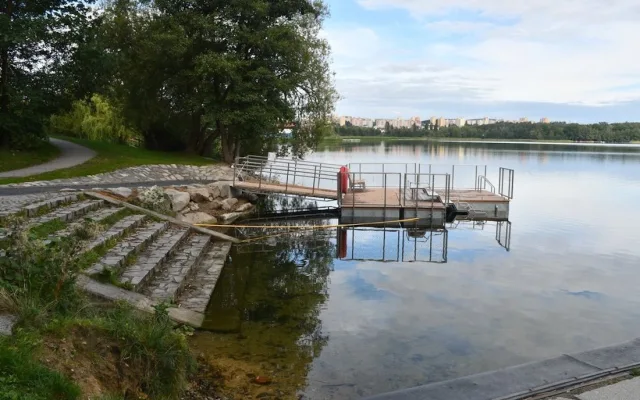 Nové zázemí Velkého boleveckého rybníka. Vstup do vody vyšel na 1,7 milionu