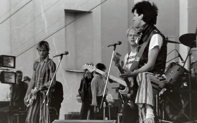 Legendární koncert rozpoutal peklo. Poprvé vidíte 39 let staré fotky Toten Hosen v Plzni