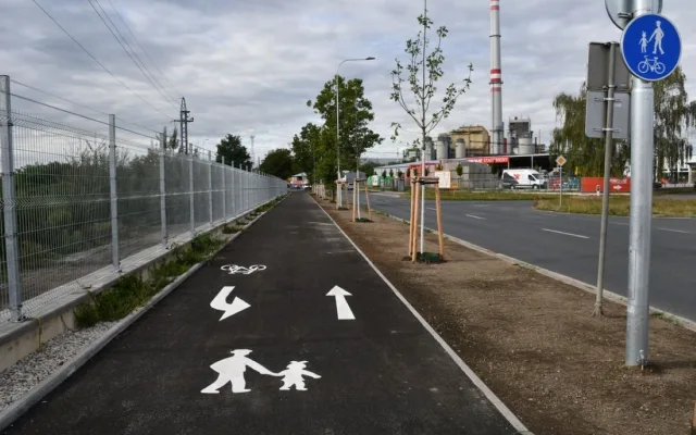 Nová stezka pro pěší a cyklisty propojí Jateční s Doubravkou. Měří 440 metrů