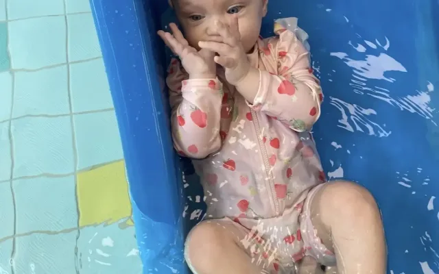 Natálka po narození prodělala sepsi i krvácení do mozku. Rodina teď prosí o pomoc