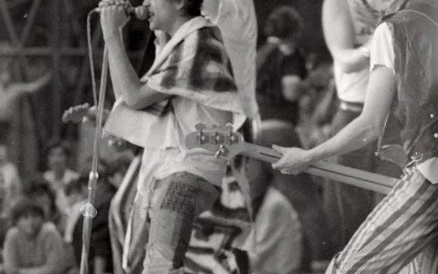 Legendární koncert rozpoutal peklo. Poprvé vidíte 39 let staré fotky Toten Hosen v Plzni