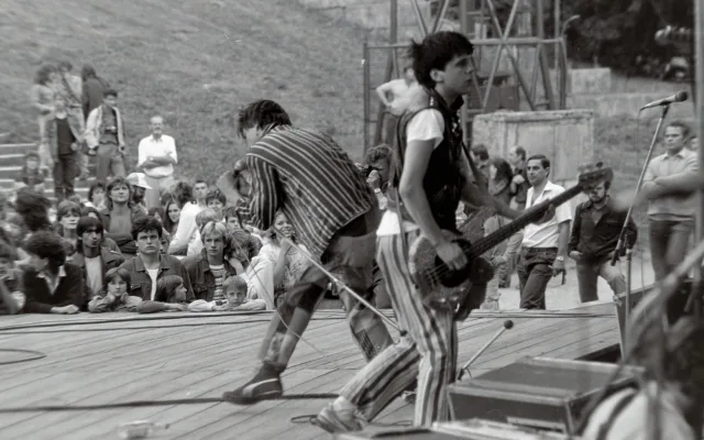 Legendární koncert rozpoutal peklo. Poprvé vidíte 39 let staré fotky Toten Hosen v Plzni
