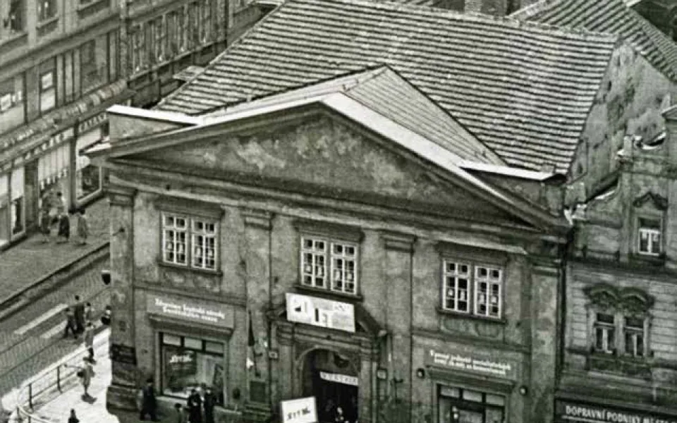 Budova na dobové fotografii dnes odpovídá adrese náměstí Republiky 16.