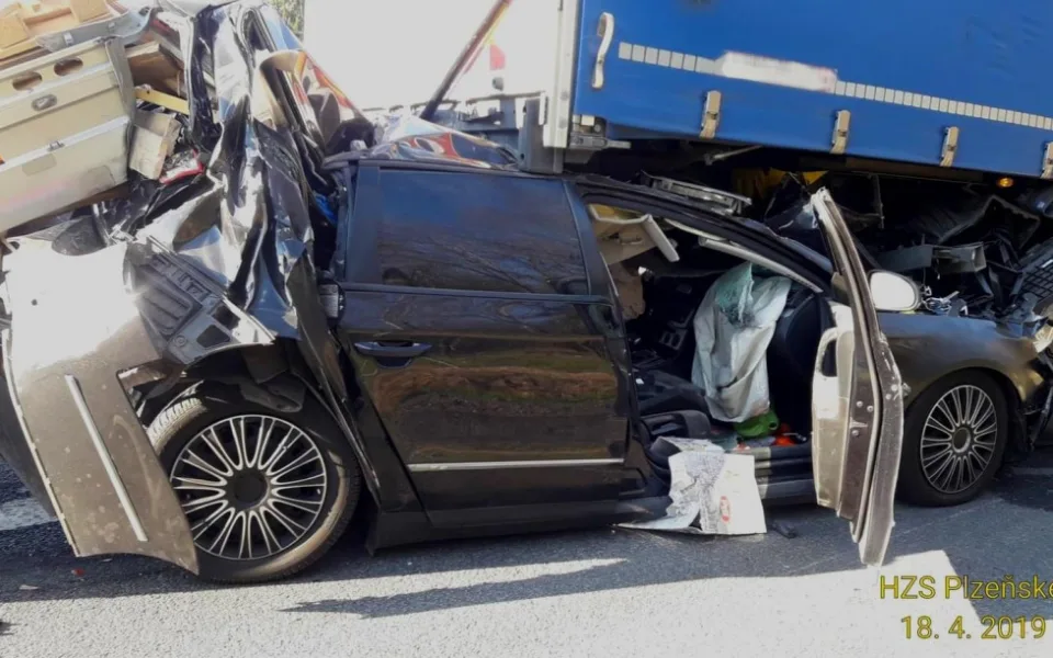 Auto bylo zapasované pod kamionem, řidič se podruhé narodil.