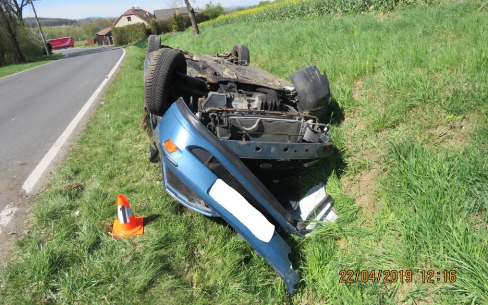 Auto na střeše.