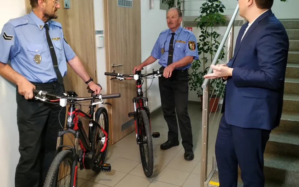 První strážníci v Plzni dostali do služby elektrokola.
