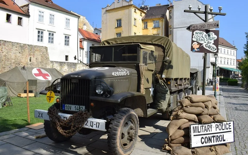 Konvoj vojenských historických aut vyjíždí na cestu po Plzeňsku.