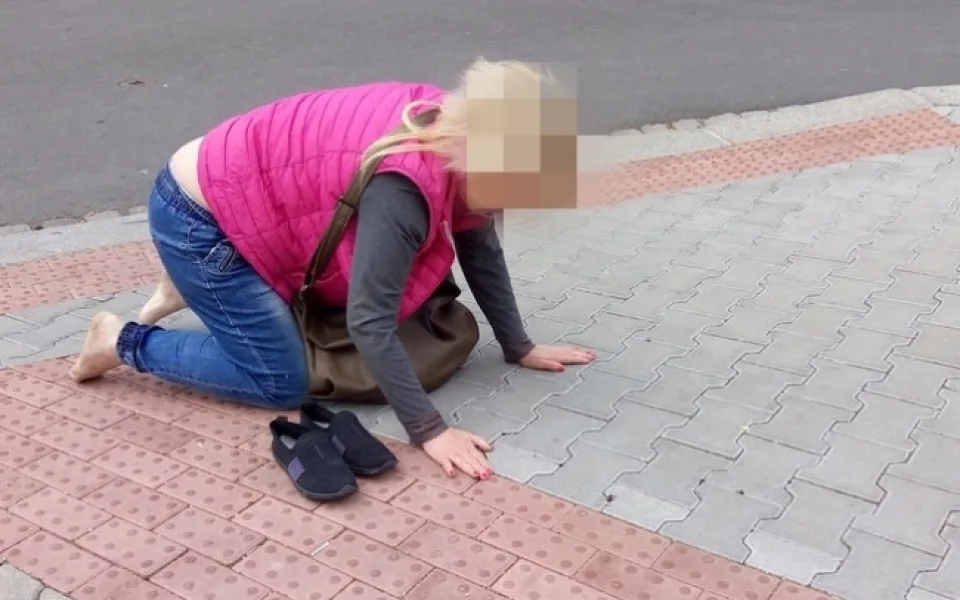 Opilá žena putovala z chodníku rovnou na záchytku.