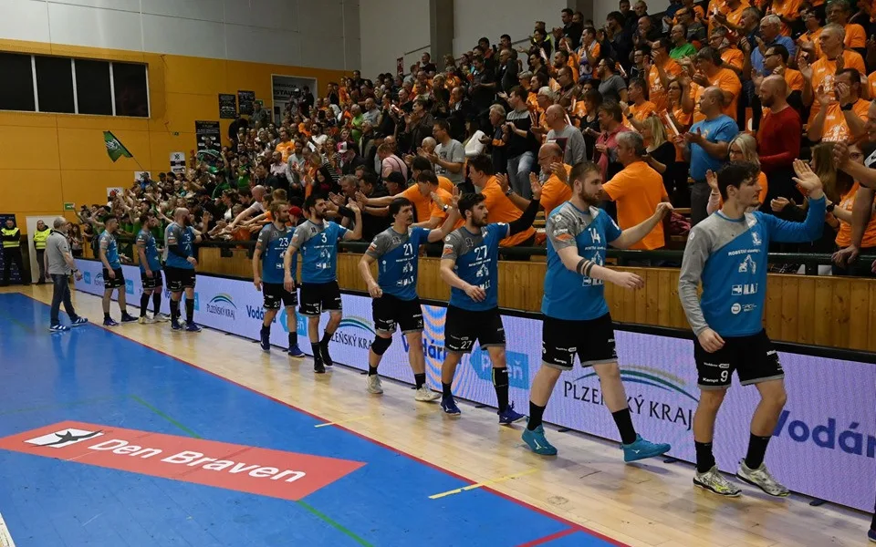 Házenkáři Plzně porazili v úvodním finále Karvinou 31:27.