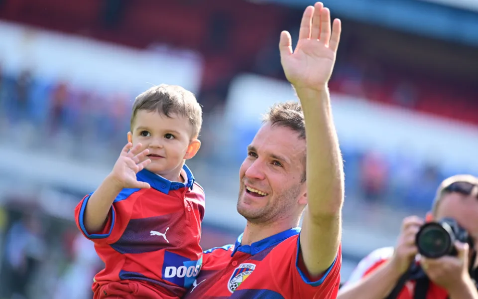 Plzeňský Bakoš emotivně ukončil kariéru, Horváth ho rozplakal