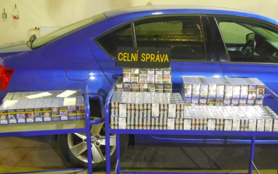 Plzeňští celníci objevili v rumunské dodávce přes 18 tisíc kusů pašovaných cigaret.