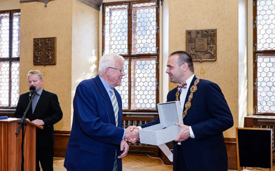 Rodina odbojáře Cuhry převzala plzeňskou prestižní Cenu 1. června.