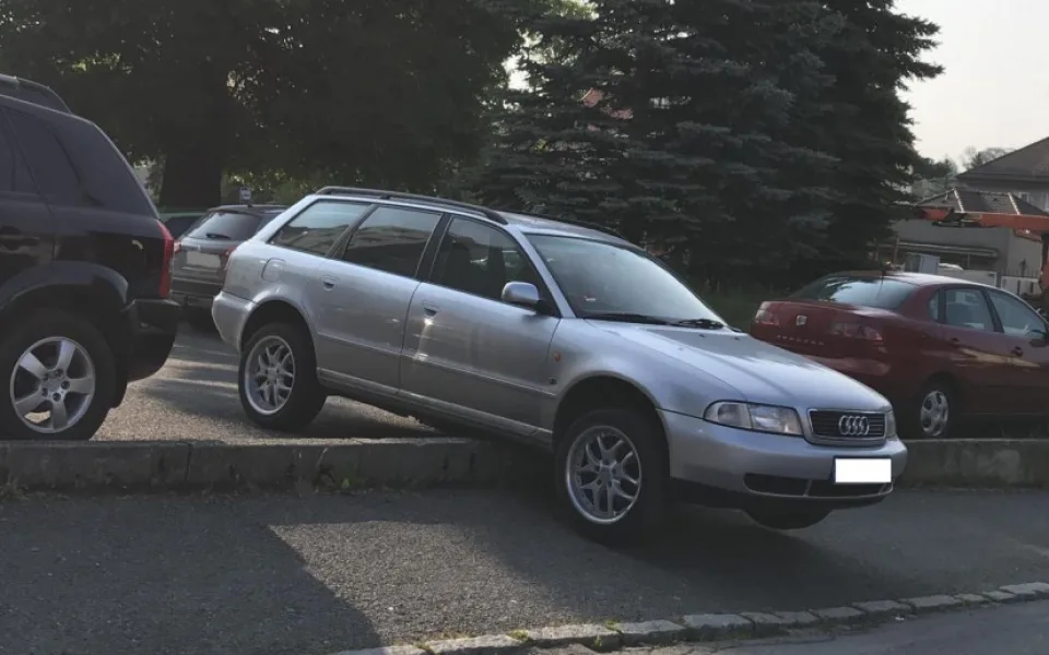 Opilý řidič pověsil své auto na obrubník. Po nehodě nadýchal více než tři promile.