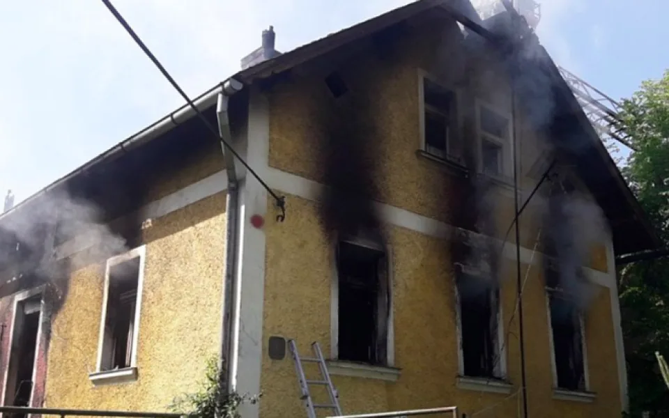 Na Domažlicku shořel rodinný dům, žena ho nejspíš zapálila úmyslně.