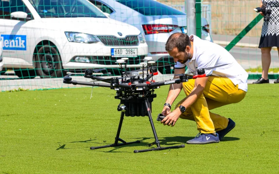 Senzory umístěné pomocí dronů pomohou při zásahu hasičům.