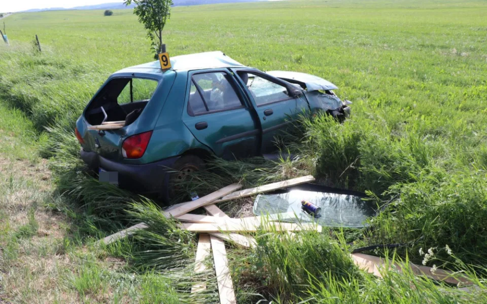 Řidiče při nehodě zranila nezajištěná prkna, která vezl. Od vraku auta odešel domů na panáka.