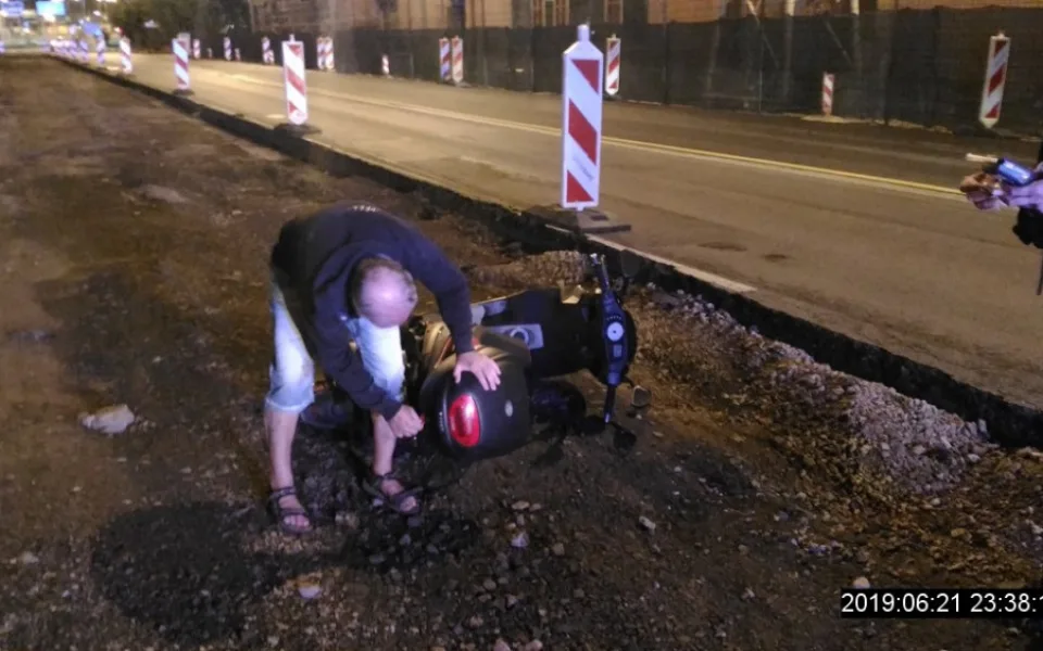 Opilý muž havaroval na skútru. Snažil se ho zvednout před hlídkou strážníků, tím upoutal pozornost.